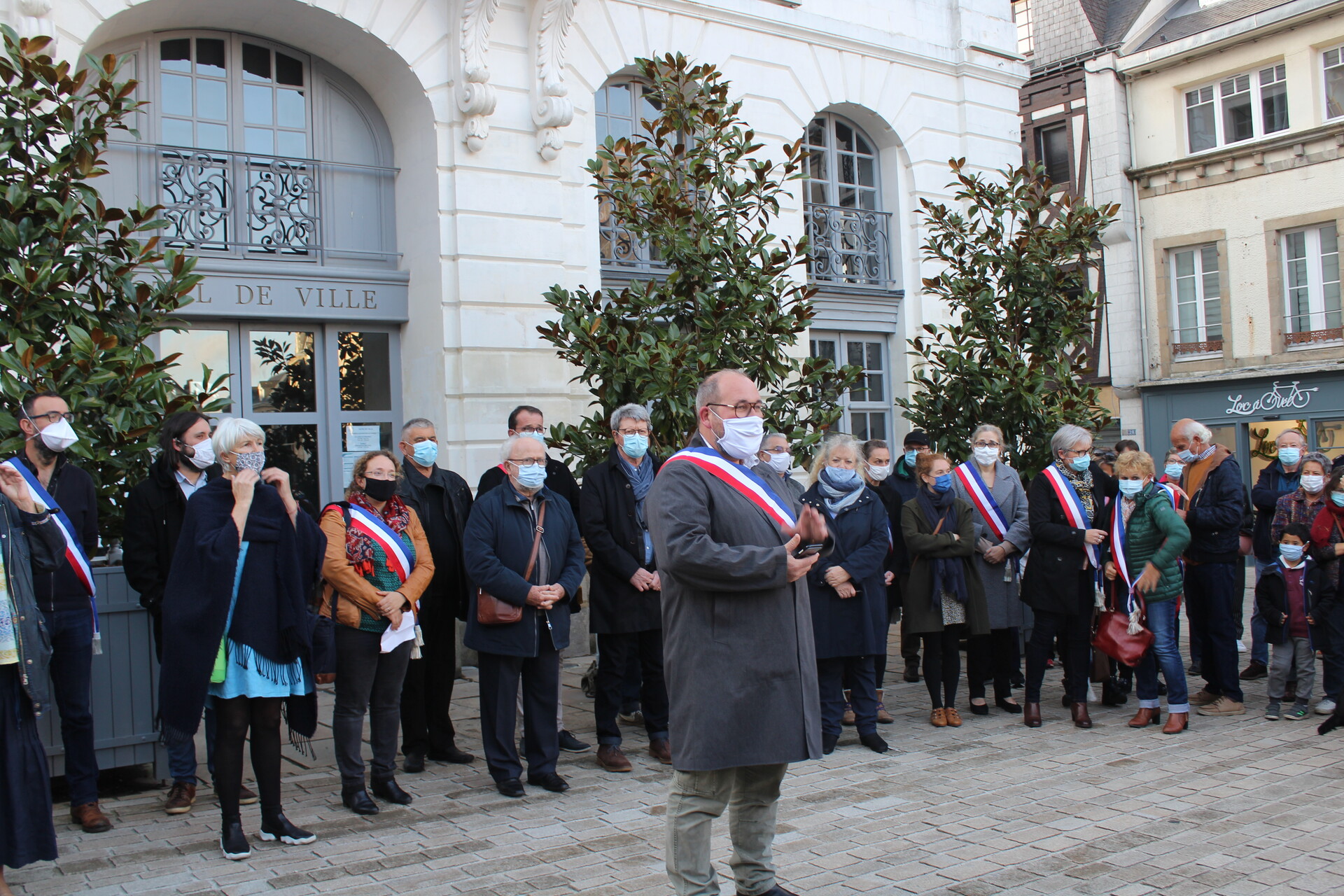 Auray : hommage à Samuel Paty place de la République Auray : hommage à Samuel Paty place de la République