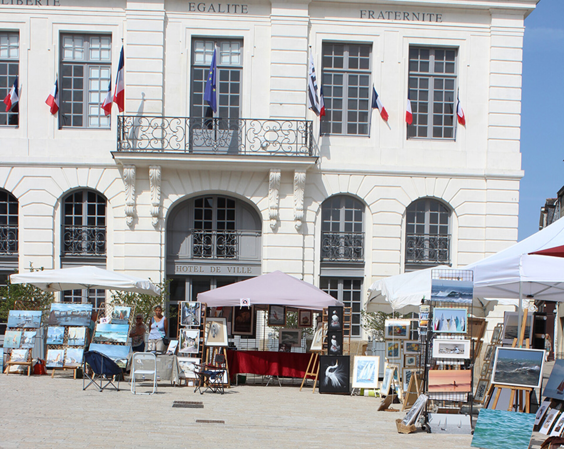 Auray : lres rendez-vous des Copeints d'Arts, place de la République Auray : lres rendez-vous des Copeints d'Arts, place de la République